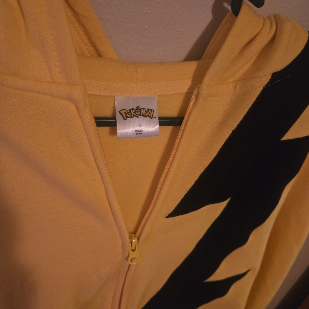 Pokemon Pikachu Hoodie Anaheim Yellow, Size Large Fits Medium - Picture 2 of 4